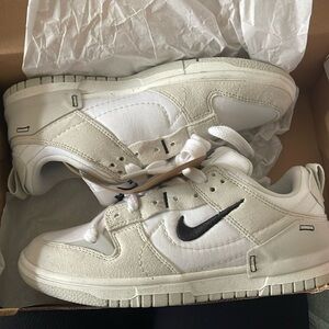 Never worn. 5.5Y NIKE dunk low disrupt 2